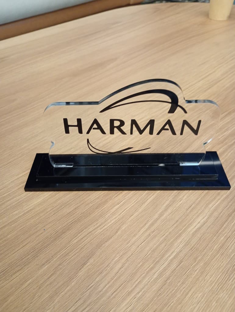 Harman — Placa institucional em acrílico