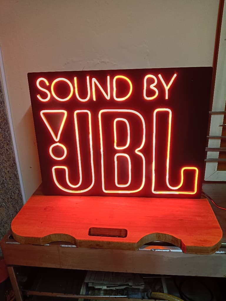 JBL — Sound by JBL — letreiro luminoso